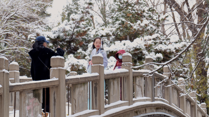 桥上美女拍古装照、颐和园雪景实拍4k素材