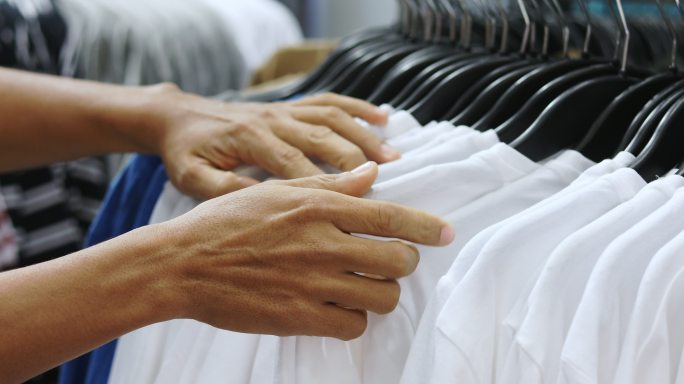 购物和买衣服实体服装店挑选衣服