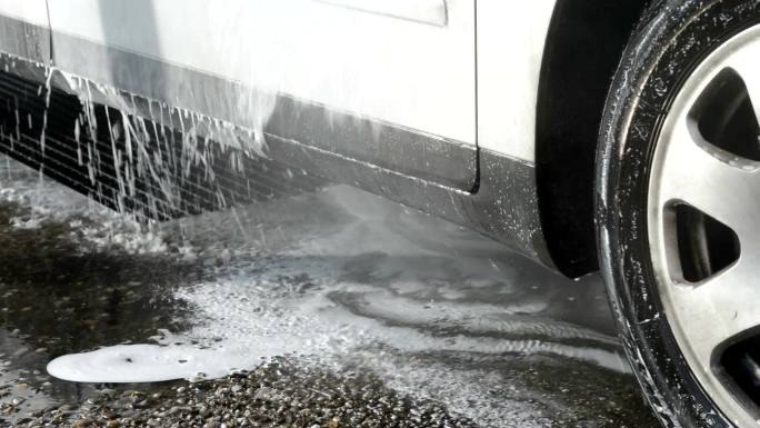 旅行车用清水冲洗。
