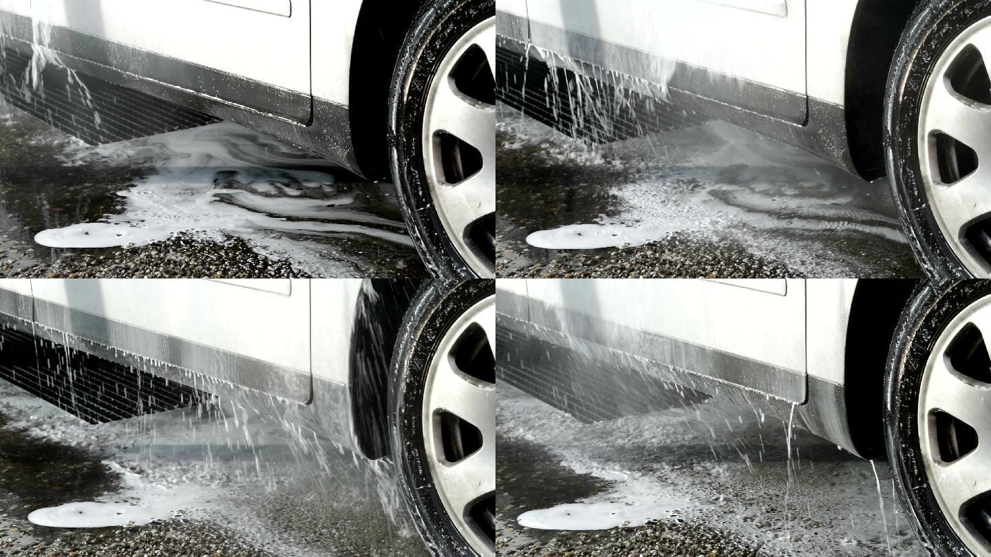 旅行车用清水冲洗。