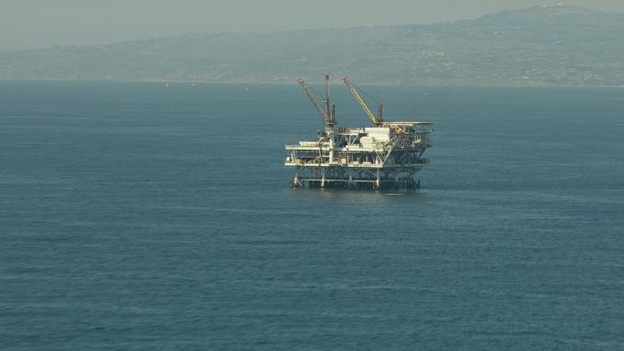 航拍海上的石油平台