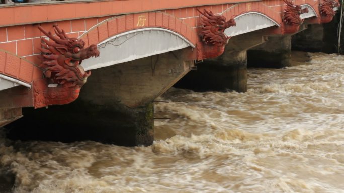 红龙桥下的流水。滔滔江水磅礴气势