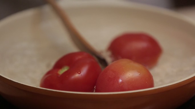 烫西红柿去皮切块  (6)