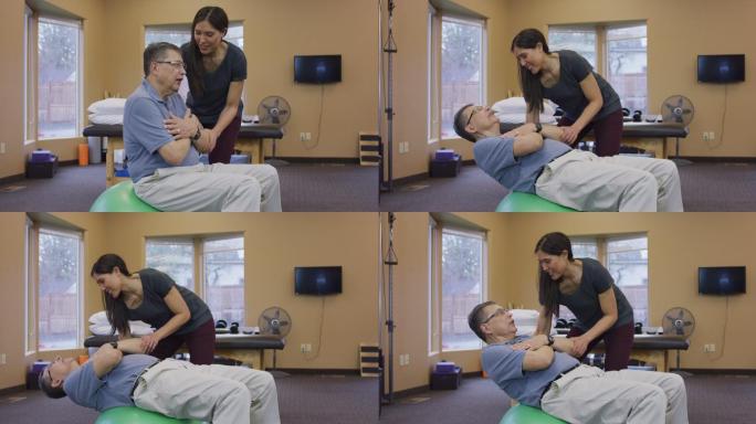 一位物理治疗师帮助男子在运动球锻炼