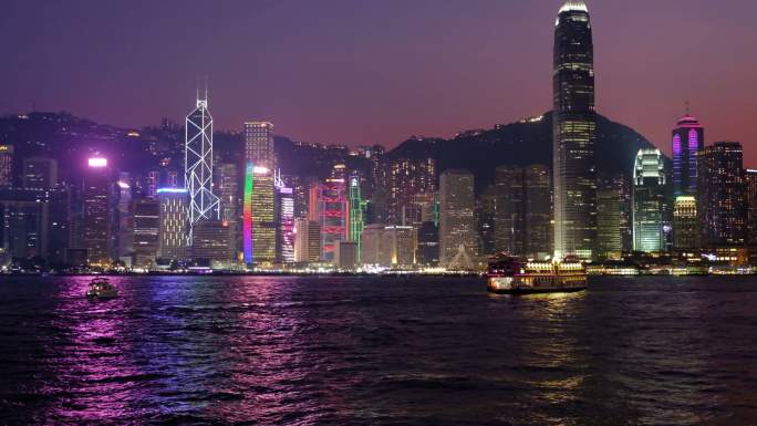 从维多利亚港眺望香港城市的暮色。