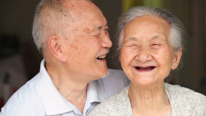 快乐的资深亚洲夫妇在一起微笑