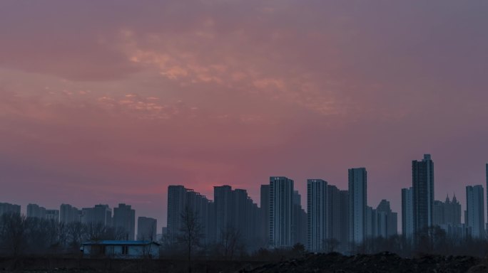 冬季雾霾晚霞空地和楼房