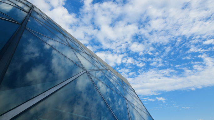 广州地标建筑玻璃外墙蓝天4k延时视频素材