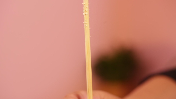 筷子木质软硬用菜刀砍筷子  (1)