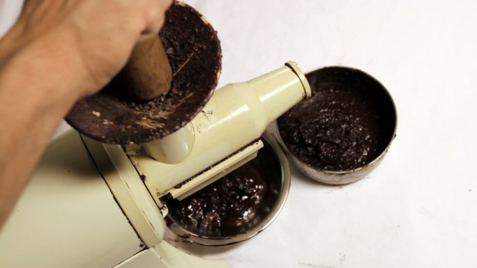从高处俯瞰榨汁机现磨磨粉咖啡豆可可粉
