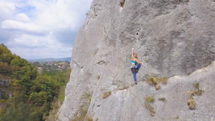 年轻女子攀登岩石