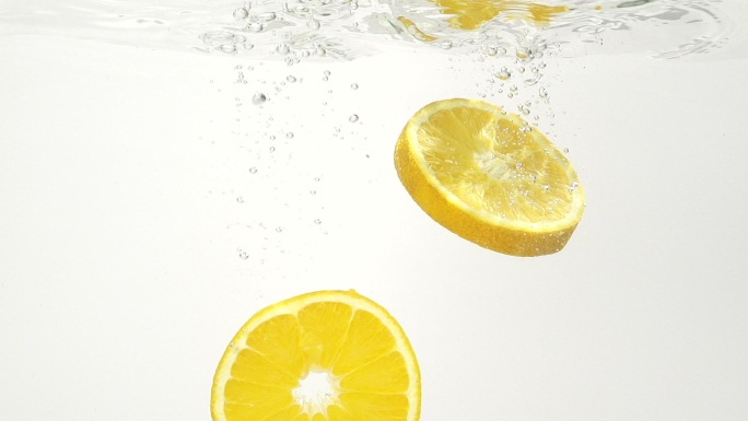 多汁的柠檬溅入水中慢动作