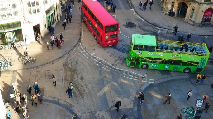 英国牛津城俯视图鸟瞰慢生活公交车