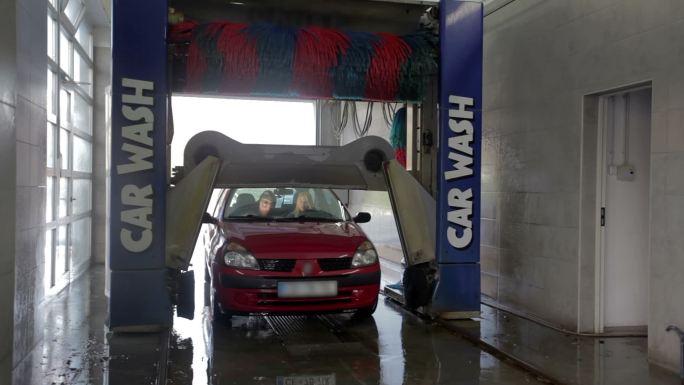 汽车在洗车房经过清洗过程