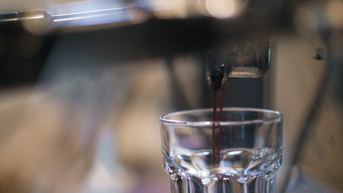 咖啡师煮浓咖啡热饮手工制作过程