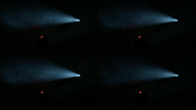 在黑暗的电影院运行的35毫米放映机光束