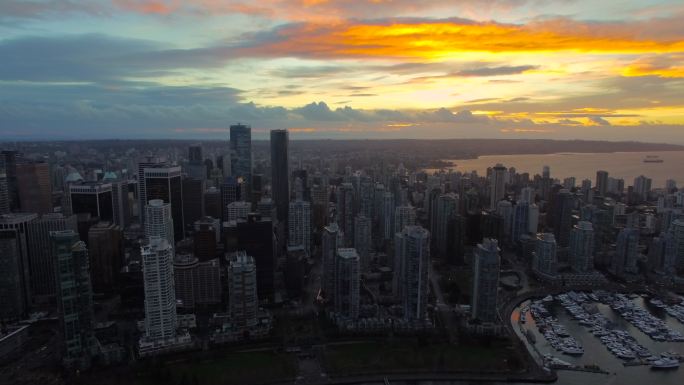 加拿大温哥华市中心日落时的航拍视频。
