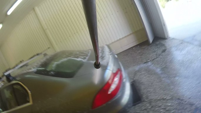 在清洗服务中心洗车