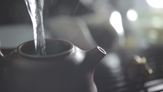 在水壶中倒水清凉常温视频素材热茶茶具