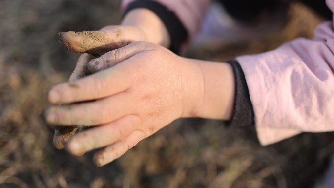 小孩玩泥巴亲近自然双手捏泥土高清50帧