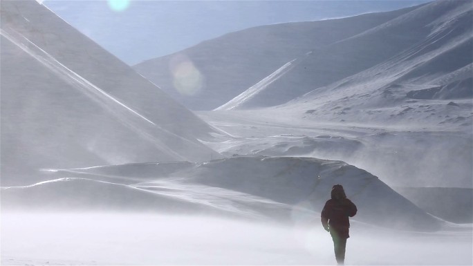 一个孤独的旅行者正穿过暴风雪