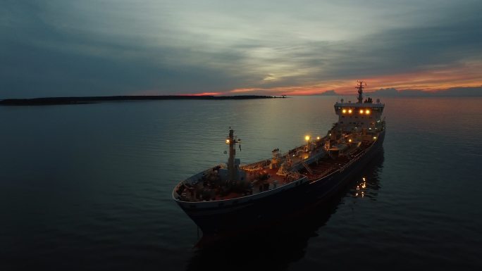 油轮夜间在海上航行的航拍