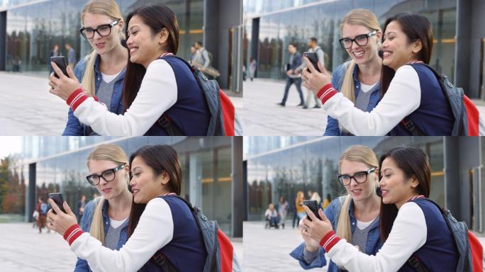 一名女学生和她的朋友看手机聊天内容