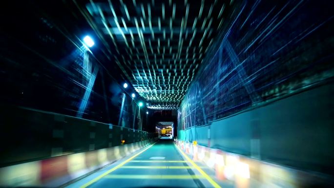 汽车通过隧道行驶的风景