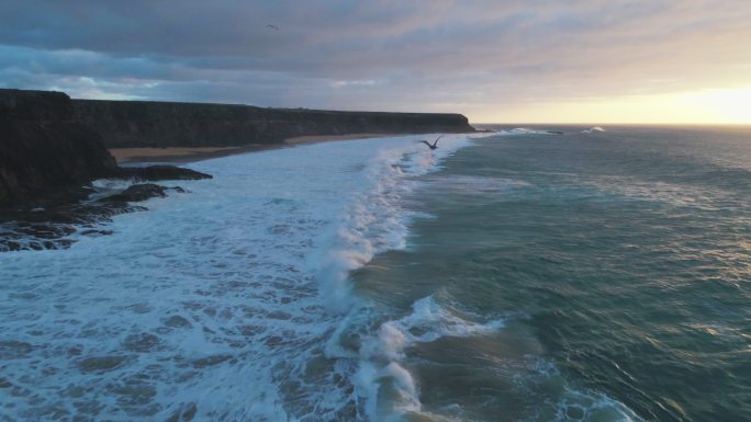 海浪拍打着岩石海岸的航拍镜头