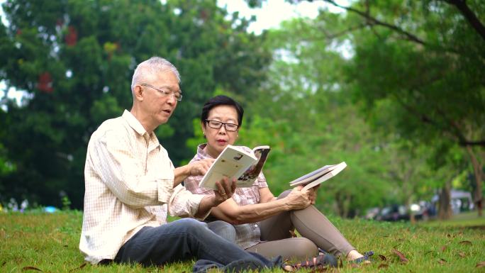 在公园里看书的夫妇