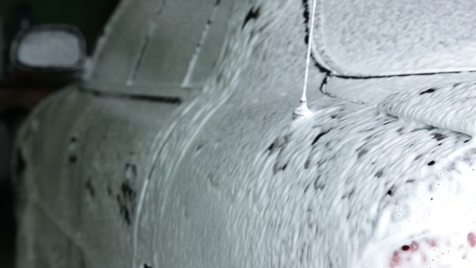 洗车时汽车身上的泡沫