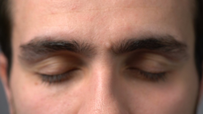 男士眼睛特写睁眼闭眼注视瞳孔视网膜光明