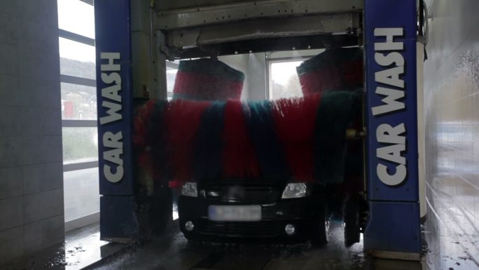 汽车在洗车房经过清洗过程