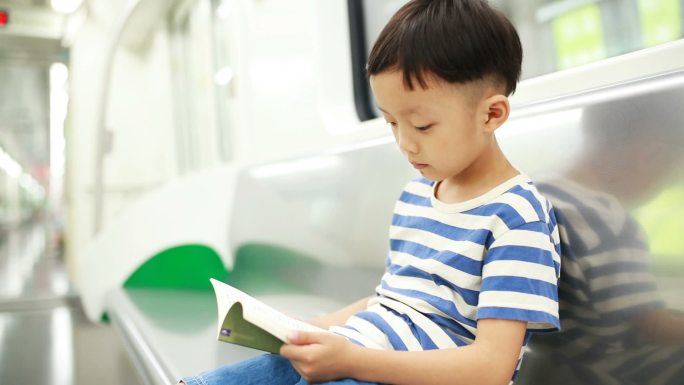 孩子在地铁里看书