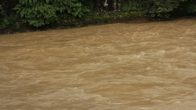 中国四川省都江堰市湍急、浑浊的河流。
