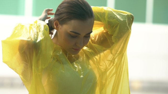 穿黄色雨衣的女人雨披下雨出门美女女性女孩