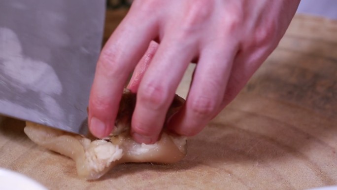 切猪皮碎制作肉皮冻水晶肘子  (4)