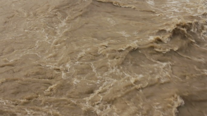 一条浑浊湍急的河流。