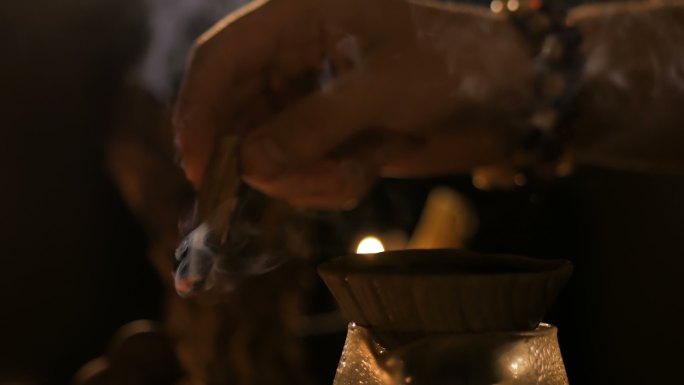 在中国茶道上，香烛燃烧着烟。