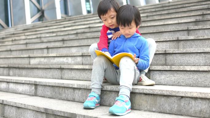 两个小男孩在一起看书