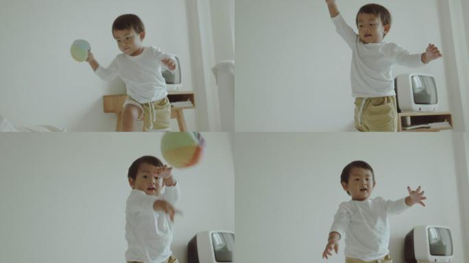 小男孩在房间里玩球