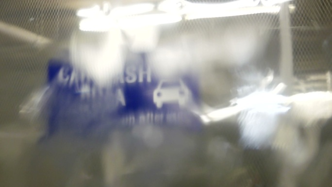 人们在地下洗车区洗车