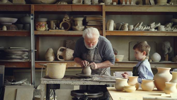 陶艺家在工作室里塑造粘土