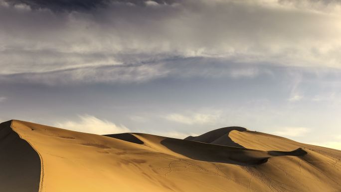 鸣沙山的时间流逝航拍新疆沙漠公路汽车越野