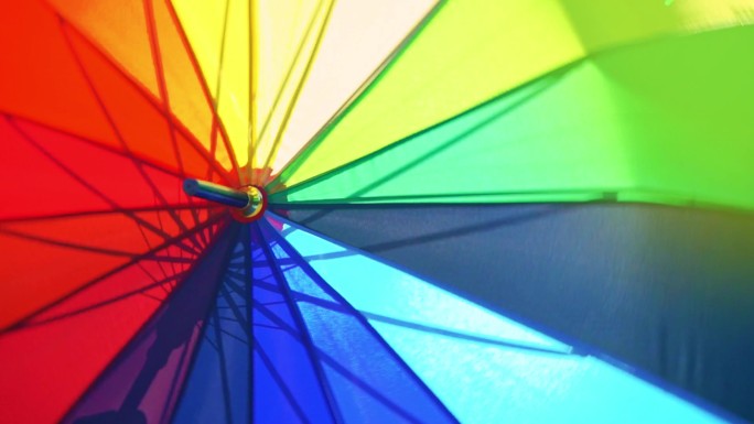 打开的彩虹色大伞五彩实拍转动