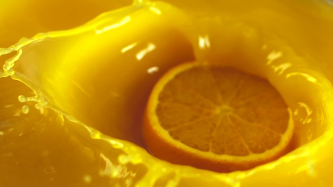 橙子片掉在新鲜的果汁里