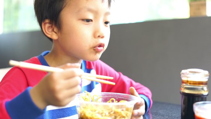 孩子们吃午餐视频素材