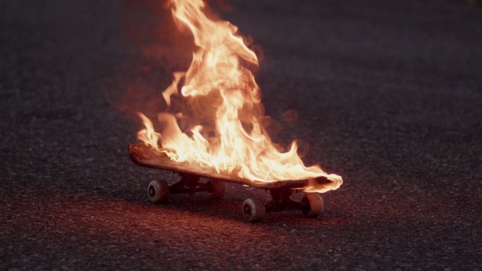 街上的滑板着火了滑板