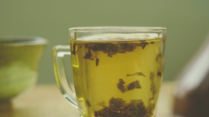 茶杯中的茶叶实时泡茶茶叶特写室内饮茶
