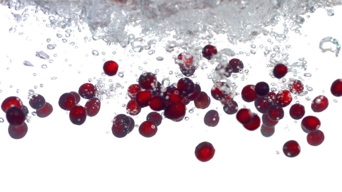 蔓越莓溅到水里蔓越莓落入水中升格慢动作